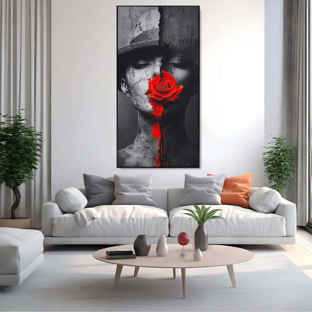 Tablou canvas cu tablou canvas cu chip de femeie, in rama de aluminiu negru, pe perete intr-un living